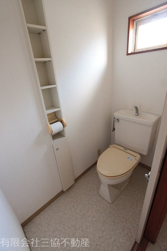 ニャロメゾン|バス・トイレ別タイプ　暖房便座＋換気窓＋棚付き　※クリーニング前写真につき若干相違有