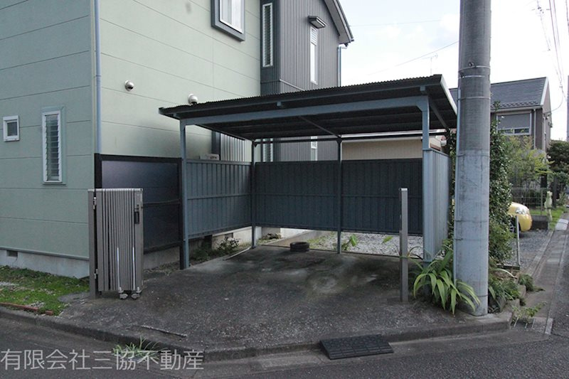 ニャロメゾンの外観|敷地内駐輪場