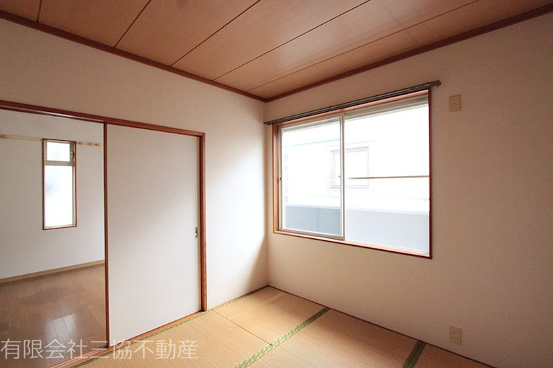 ニャロメゾンの寝室|和室4.5畳　1間分の押入れとシャッター付き　※クリーニング前写真につき若干相違有