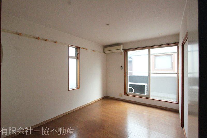 ニャロメゾン|洋室6帖　2面採光、シャッターやエアコン付きのお部屋　※クリーニング前写真につき若干相違有