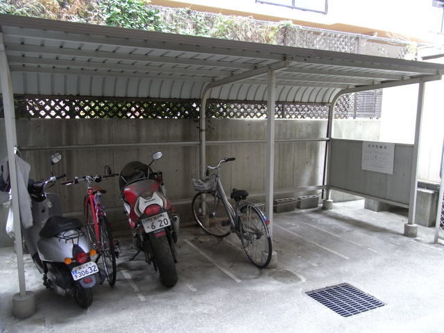 サンハウス本山の駐車場