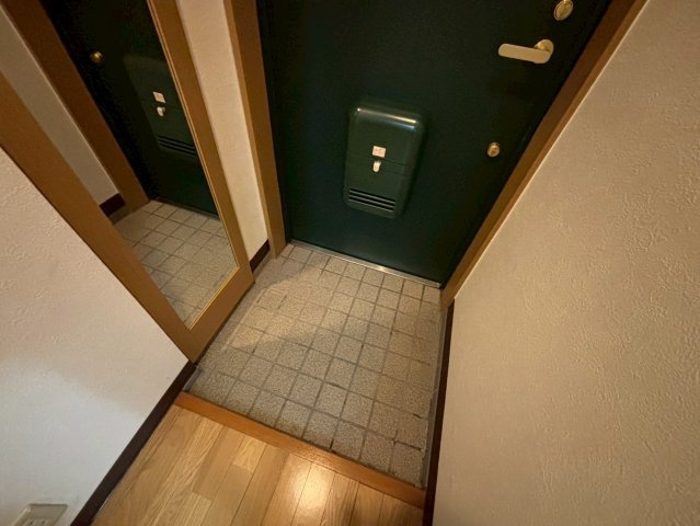 ネオクオーツ幸　弐番館の玄関