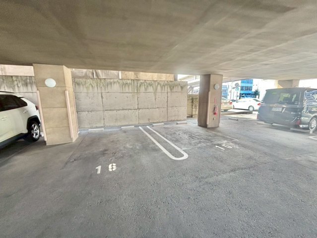 ネオクオーツ幸　弐番館の駐車場