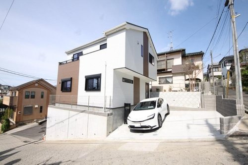 笹野台4丁目新築戸建　駐車並列２台可能　南東角地の外観