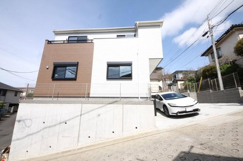 笹野台4丁目新築戸建　駐車並列２台可能　南東角地の外観