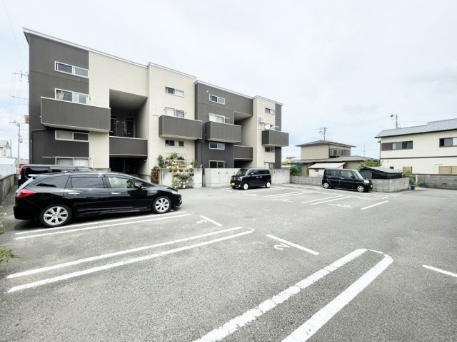 ビレッジ北矢三の駐車場