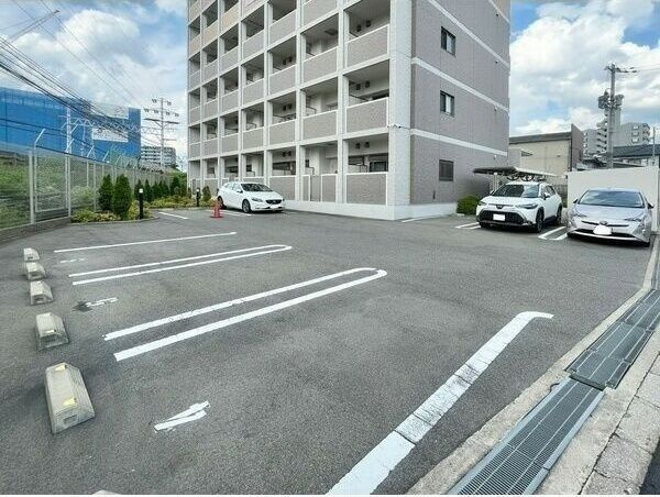 ルミナス上新庄の駐車場