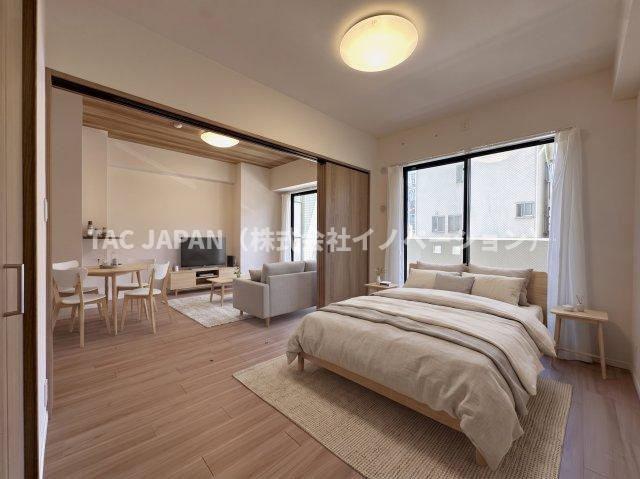 グランヴェルジェ西台の居間・リビング|バルコニーから心地の良い朝日が注ぐ洋室（約6.0帖）。衣装ケースや段ボールもマルっと収納できるクローゼットを完備しているので日頃からスッキリお過ごしいただけます。
※CGにより主寝室に装飾しています。