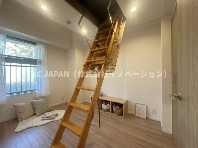 グランヴェルジェ西台の洋室|大きな緑と心地よい水辺の風景を望む約4.6帖の洋室。クローゼットにくわえ、普段ははしごをしまっておける小屋裏収納を備えています。
※CGによりお子様部屋に装飾しています。