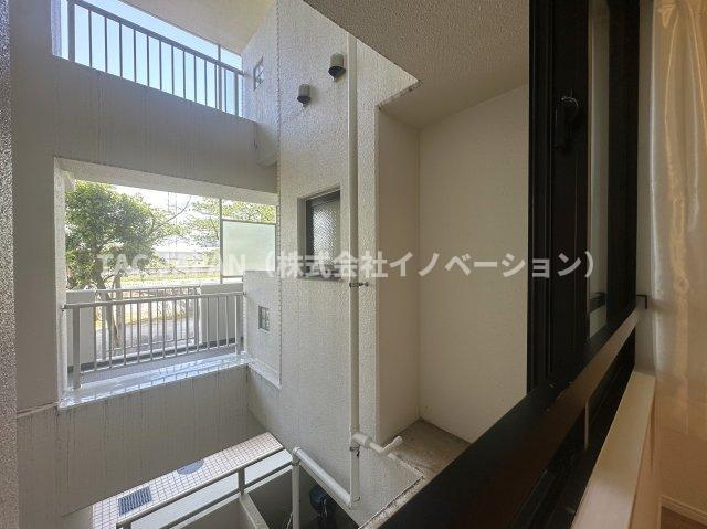 グランヴェルジェ西台の展望|廊下とお部屋の距離が絶妙な開放感を演出。お部屋の明るさや風通しはもとより穏やかな水辺の風景にも心が癒されます。