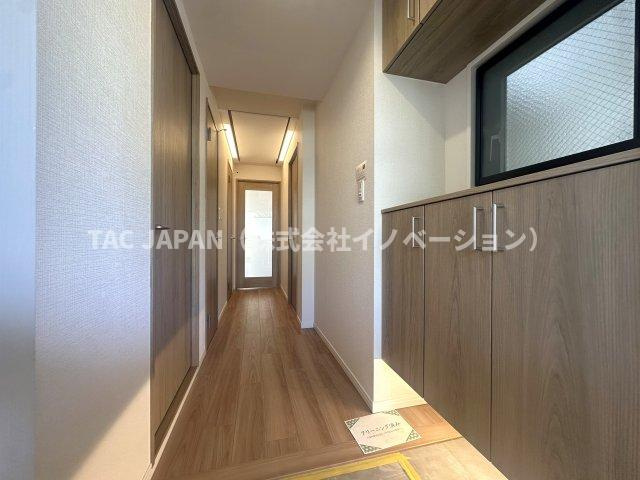 グランヴェルジェ西台の玄関|日頃からスッキリ使いたい玄関スペースには窓を挟んで大きなシューズボックスを完備。間接照明が綺麗な明るく清潔感ある素敵なお部屋に生まれ変わりました。