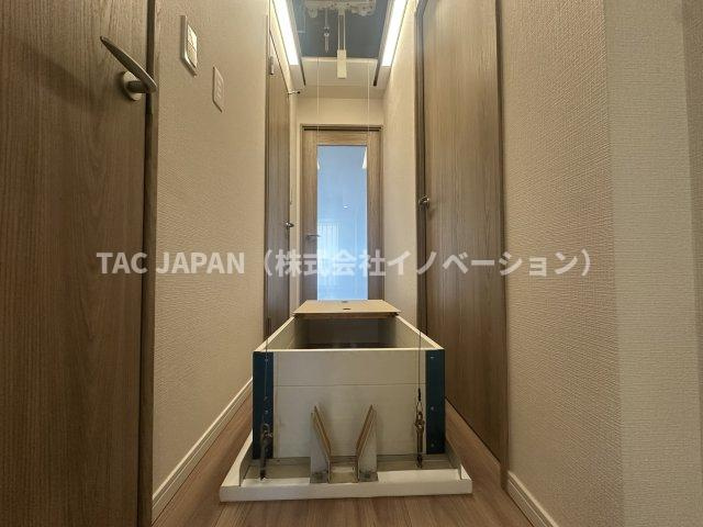 グランヴェルジェ西台の収納|廊下には電動スイッチで天井から簡単に上げ下げできる秘密の収納を完備。季節の物や普段使わないものを入れておける収納BOXは使い勝手抜群です。