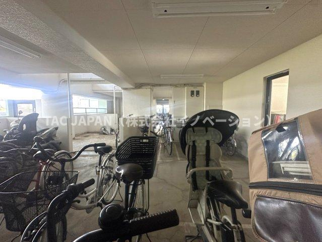 グランヴェルジェ西台の駐輪場|雨でも濡れないマンションの1階部分が敷地内の駐輪場になっています。
※月額200円/台にてお使いいただけます。