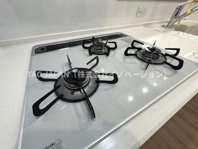 グランヴェルジェ西台のキッチン|【ガラストップ3口コンロ】
焼物を作りながら炒め物や煮込みも同時に調理！お調理の幅が広がる3口コンロ（お手入れ楽々ガラストップタイプ）。
