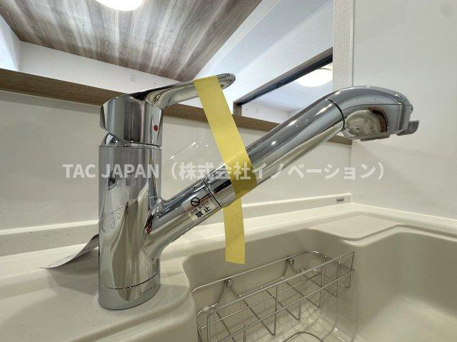 グランヴェルジェ西台のキッチン|【浄水シャワー栓】
水質をワンタッチで切換えられて場所を取らない浄水シャワー栓。