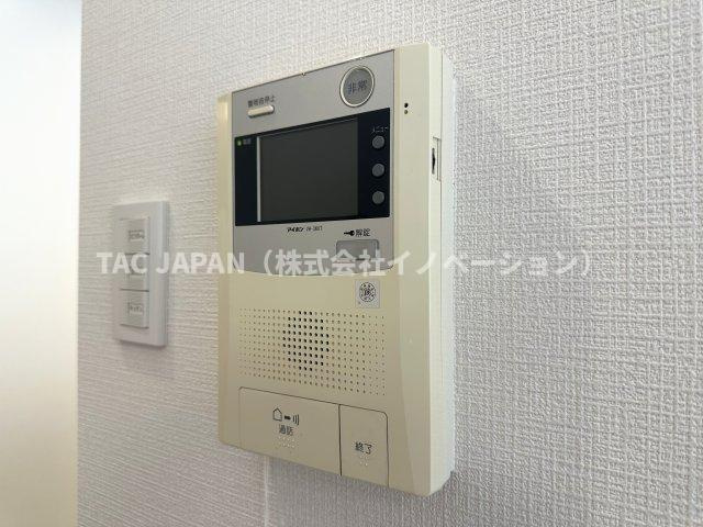 グランヴェルジェ西台の防犯設備|【モニター付きオートロック】
来訪者をリビングから確認できエントランスの開錠ができるオートロックは現代防犯の要ですね。