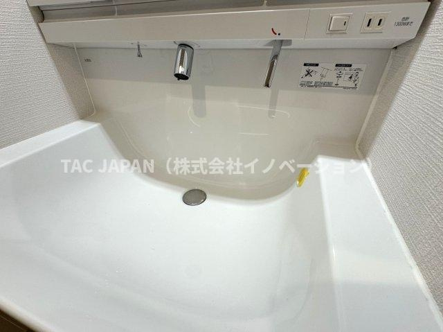 グランヴェルジェ西台の洗面所|【清潔感ある洗面ユニット】
つなぎ目が無くお手入れ楽々シームレス洗面ユニット。