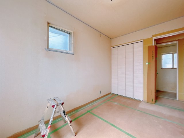 いわき市南台2丁目 中古住宅　陽当たり良好! 4LDK 不動産プラスの洋室|2階洋室です。フローリング重ね張り、天井・壁クロス張替え、建具交換、照明器具交換、火災警報器設置を行います。南側にサッシがある為明るいお部屋となっております。2面採光の明るいお部屋です。
