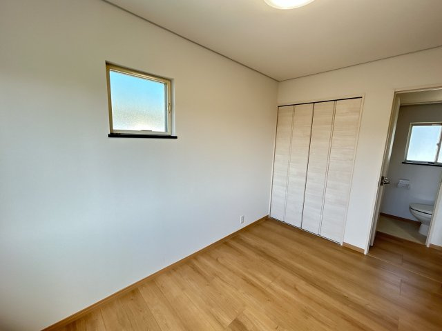 いわき市南台2丁目 中古住宅　陽当たり良好! 4LDK 不動産プラスの洋室|2階洋室です。フローリング重ね張り、天井・壁クロス張替え、建具交換、照明器具交換、火災警報器設置を行いました。南側にサッシがある為明るいお部屋となっております。2面採光の明るいお部屋です。