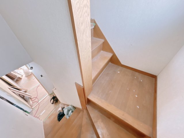 いわき市南台2丁目 中古住宅　陽当たり良好! 4LDK 不動産プラスのその他|階段。手すり新設、階段塗装、ノンスリップ設置を行います。手すりが付いていますのでご高齢の方でも上り下り安心です。