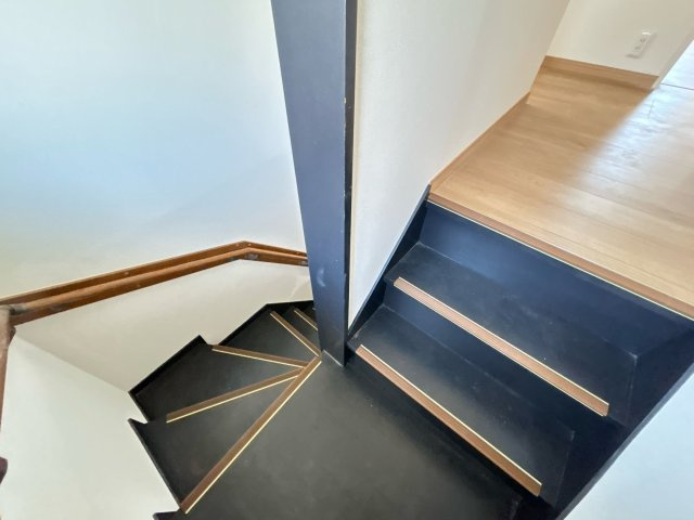 いわき市南台2丁目 中古住宅　陽当たり良好! 4LDK 不動産プラスのその他|階段。手すり新設、階段塗装、ノンスリップ設置を行いました。手すりが付いていますのでご高齢の方でも上り下り安心です。