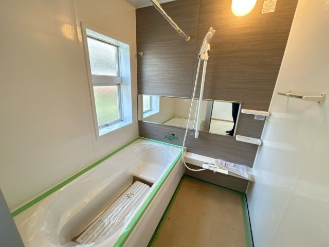 いわき市南台2丁目 中古住宅　陽当たり良好! 4LDK 不動産プラスの浴室|浴室はハウステック製の新品のユニットバスに交換しました。足を伸ばせる1坪サイズの広々とした浴槽で、1日の疲れをゆっくり癒すことができますよ。