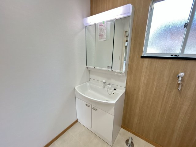 いわき市南台2丁目 中古住宅　陽当たり良好! 4LDK 不動産プラスの独立洗面台|洗面台はパナソニック製に新品交換しました。三面鏡になっています。収納もしっかり付いているので使い勝手がいい洗面台です。