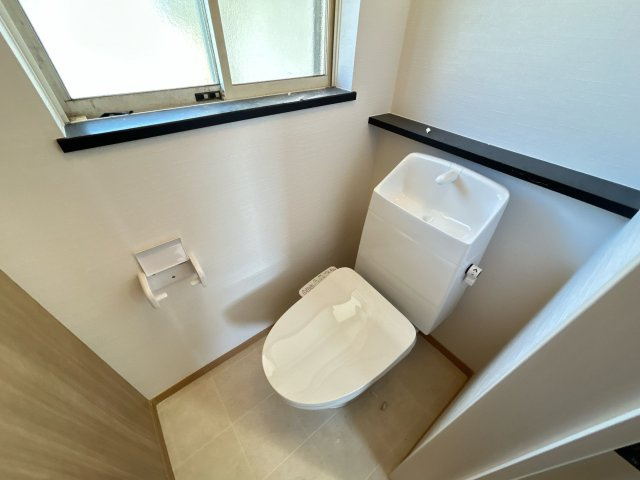 いわき市南台2丁目 中古住宅　陽当たり良好! 4LDK 不動産プラスのトイレ|2階トイレはジャニス製の温水洗浄便座に新品交換しました。2階にもトイレがあるので混み合っても安心ですね。