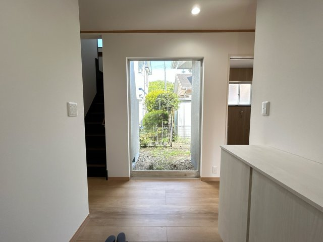 いわき市南台2丁目 中古住宅　陽当たり良好! 4LDK 不動産プラスの内装|玄関内観別角度です。自然光が差し込み、明るい印象の空間になっています。