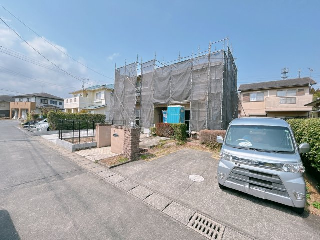 いわき市南台2丁目 中古住宅　陽当たり良好! 4LDK 不動産プラスの前面道路含む現地写真|外観別角度です。お庭スペースもございます。これを機にガーデニングなどの趣味をはじめてみるのもよいですね。