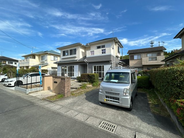 いわき市南台2丁目 中古住宅　陽当たり良好! 4LDK 不動産プラスの前面道路含む現地写真|外観別角度です。お庭スペースもございます。これを機にガーデニングなどの趣味をはじめてみるのもよいですね。