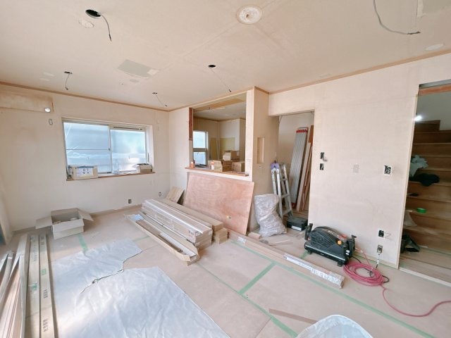 いわき市南台2丁目 中古住宅　陽当たり良好! 4LDK 不動産プラスの居間・リビング|約15帖リビング施工途中写真です。フローリング重ね張り、天井・壁クロス張替え、キッチン交換、スイッチ・コンセント交換、火災警報器設置を行います。リビングを明るくきれいな空間に仕上げていきます。
