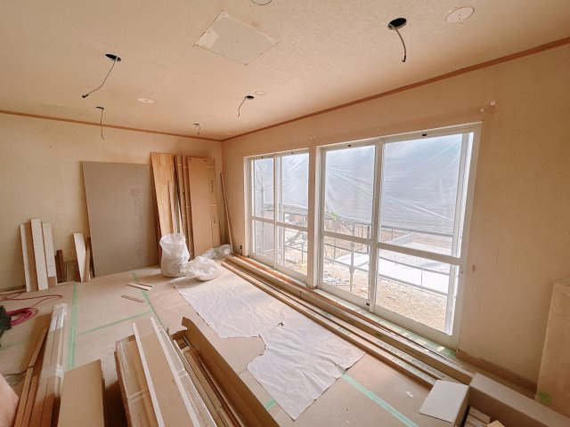 いわき市南台2丁目 中古住宅　陽当たり良好! 4LDK 不動産プラスの居間・リビング|リビング別角度です。LDKになっているのでお料理しながら家族での団らんも可能です。家具配置のレイアウトの自由度が高い住宅になっています。