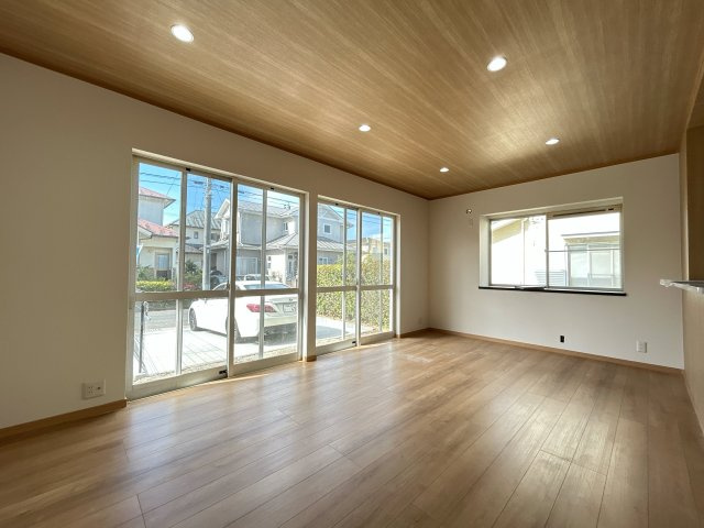 いわき市南台2丁目 中古住宅　陽当たり良好! 4LDK 不動産プラスの居間・リビング|リビング別角度です。LDKになっているのでお料理しながら家族での団らんも可能です。家具配置のレイアウトの自由度が高い住宅になっています。