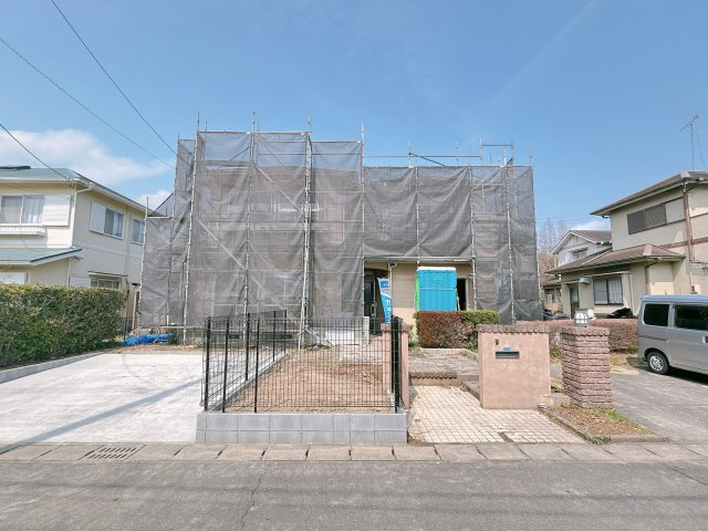 いわき市南台2丁目 中古住宅　陽当たり良好! 4LDK 不動産プラスの前面道路含む現地写真|駐車場です。現状並列4台駐車可能です。お子さんが大きくなった際や御来客がいらしても安心ですね。