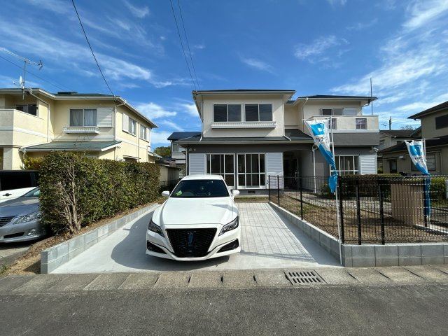 いわき市南台2丁目 中古住宅　陽当たり良好! 4LDK 不動産プラスの駐車場|駐車場です。現状並列4台駐車可能です。お子さんが大きくなった際や御来客がいらしても安心ですね。