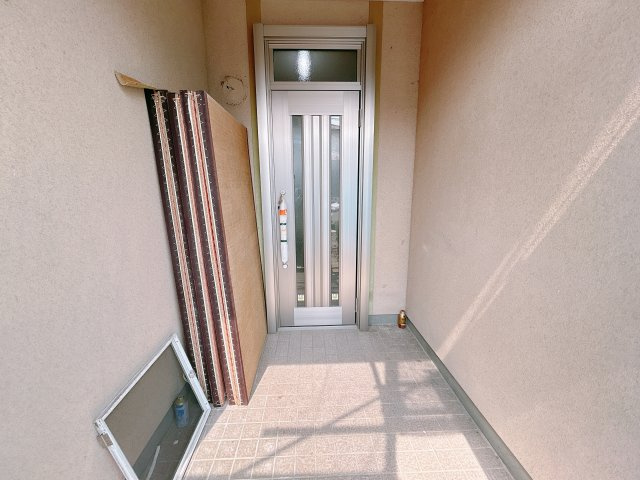 いわき市南台2丁目 中古住宅　陽当たり良好! 4LDK 不動産プラスの玄関|玄関外観です。玄関扉交換、インターホン交換、外壁塗装、照明交換を行います。玄関ポーチは屋根つきなので、雨の日に荷物がたくさんあっても濡れずに出入りできますね。