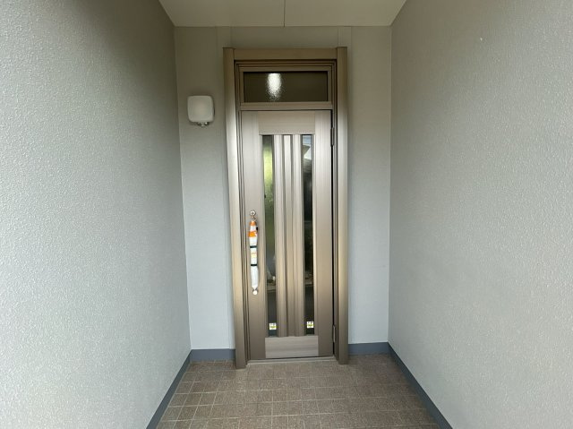 いわき市南台2丁目 中古住宅　陽当たり良好! 4LDK 不動産プラスの玄関|玄関外観です。玄関扉交換、インターホン交換、外壁塗装、照明交換を行いました。玄関ポーチは屋根つきなので、雨の日に荷物がたくさんあっても濡れずに出入りできますね。