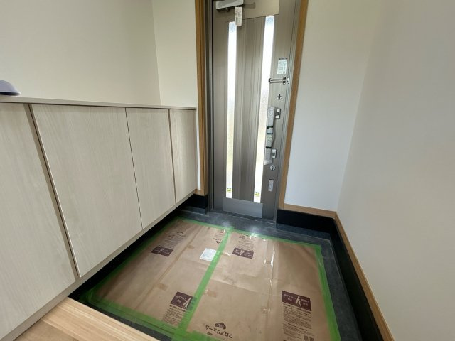 いわき市南台2丁目 中古住宅　陽当たり良好! 4LDK 不動産プラスの玄関|玄関内観です。玄関扉交換、シューズボックス交換、長尺シート上張り、天井・壁クロス張替え、照明交換を行いました。「いってきます」「ただいま」繰り返す日々が家族の歴史になっていきますね。