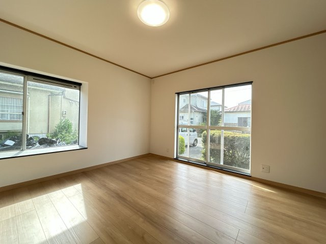 いわき市南台2丁目 中古住宅　陽当たり良好! 4LDK 不動産プラスの洋室|1階居室です。和室から洋室に間取り変更いたしました。フローリング張替え、天井・壁クロス張替え、建具交換、スイッチ・コンセント交換、照明器具交換を行います。お子さん用のお部屋によさそですね。
