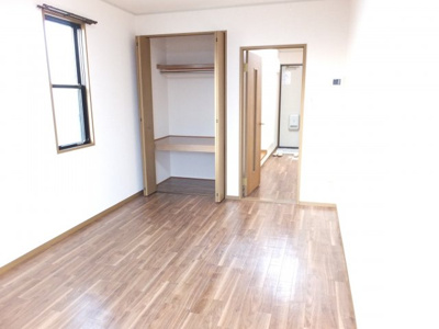 【洋室】 | フローラA | ※当部屋は中部屋の為、側面の窓はありません