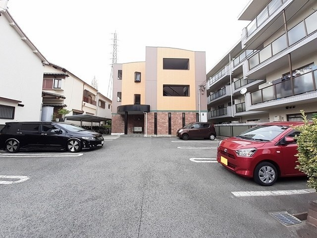 ルミエール深井の駐車場