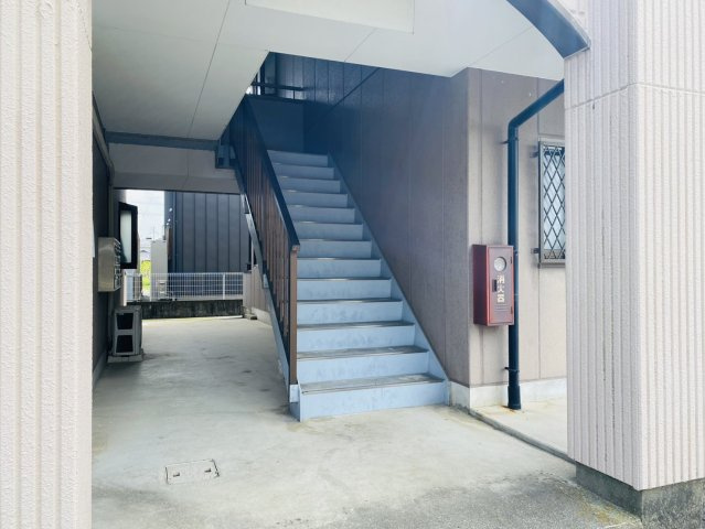 岐阜県瑞穂市牛牧　重量鉄骨造1棟アパートのその他|階段部分
