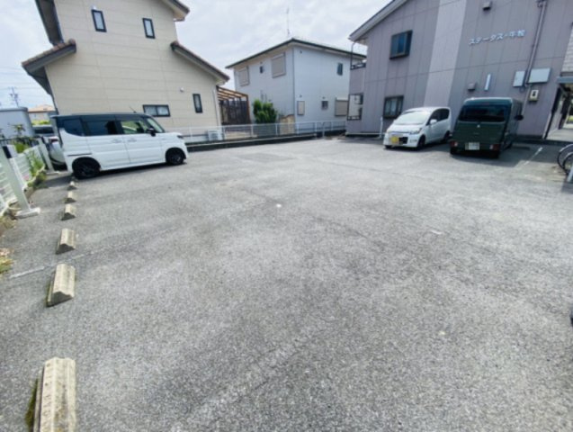 岐阜県瑞穂市牛牧　重量鉄骨造1棟アパートの駐車場