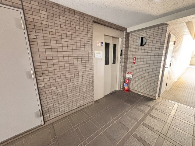 エレベーター前