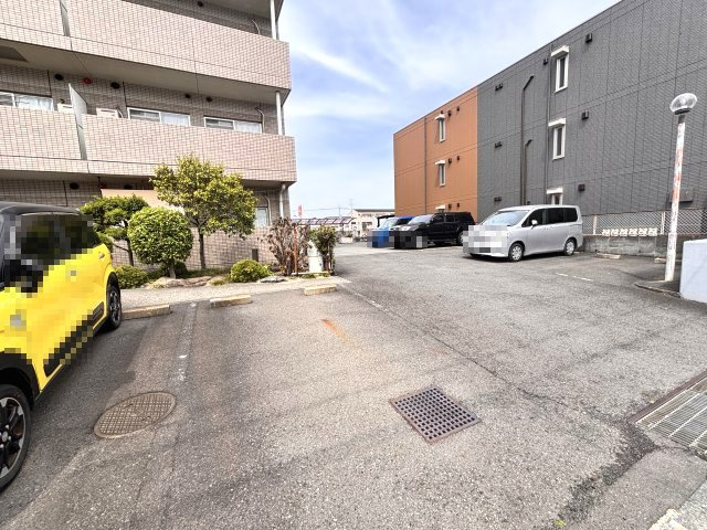 駐車場は平置きで11区画あります（店舗用除く）