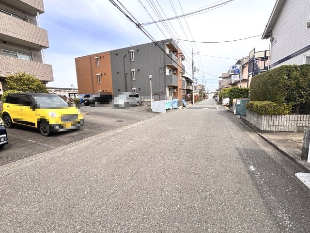物件南側道路　車通りは少なめです