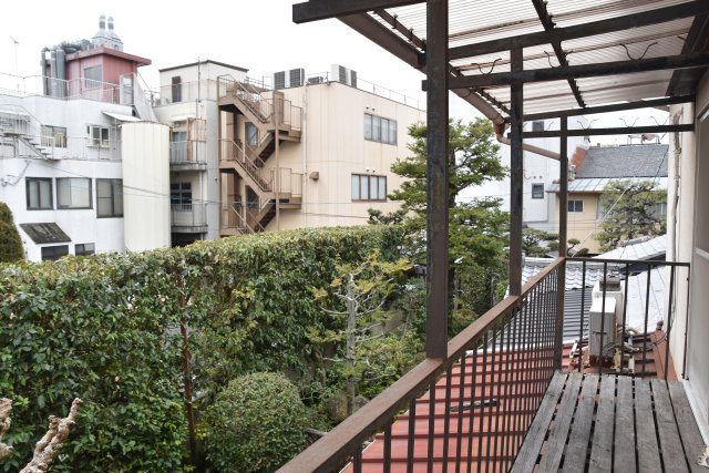 百万遍 市中の山居 商いの町家のバルコニー