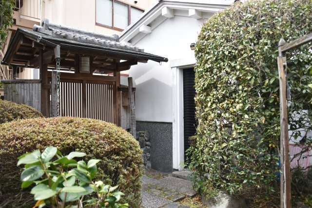 百万遍 市中の山居 商いの町家の庭|蔵のような倉庫も使用可能です