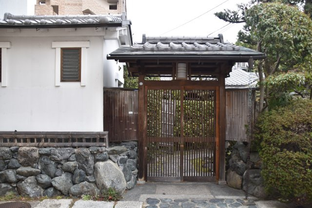 百万遍 市中の山居 商いの町家の玄関|立派な石垣と門